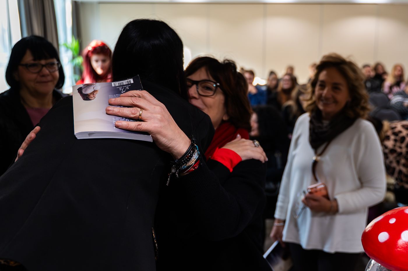 Elisa abbraccia una partecipante