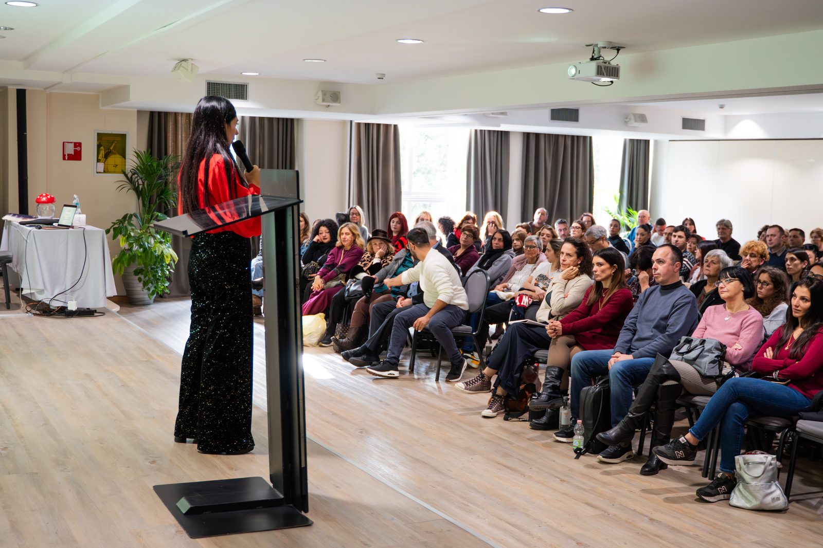 La sala piena durante un incontro dal vivo