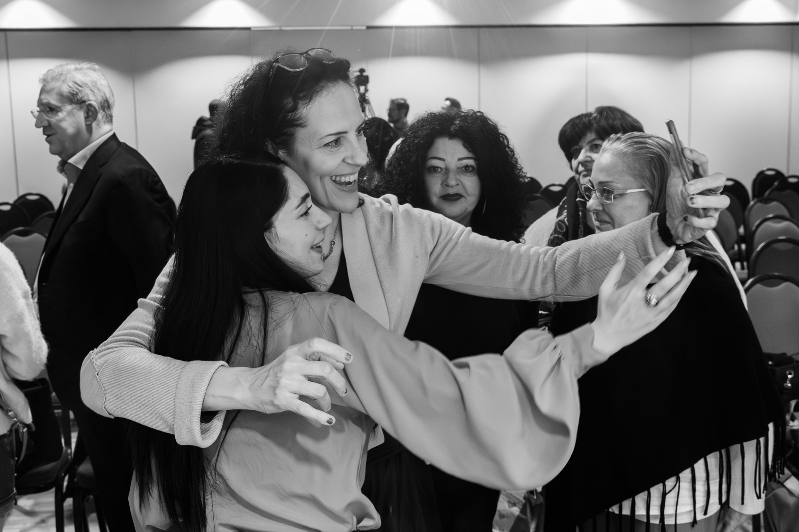Gli abbracci alla fine dell'incontro